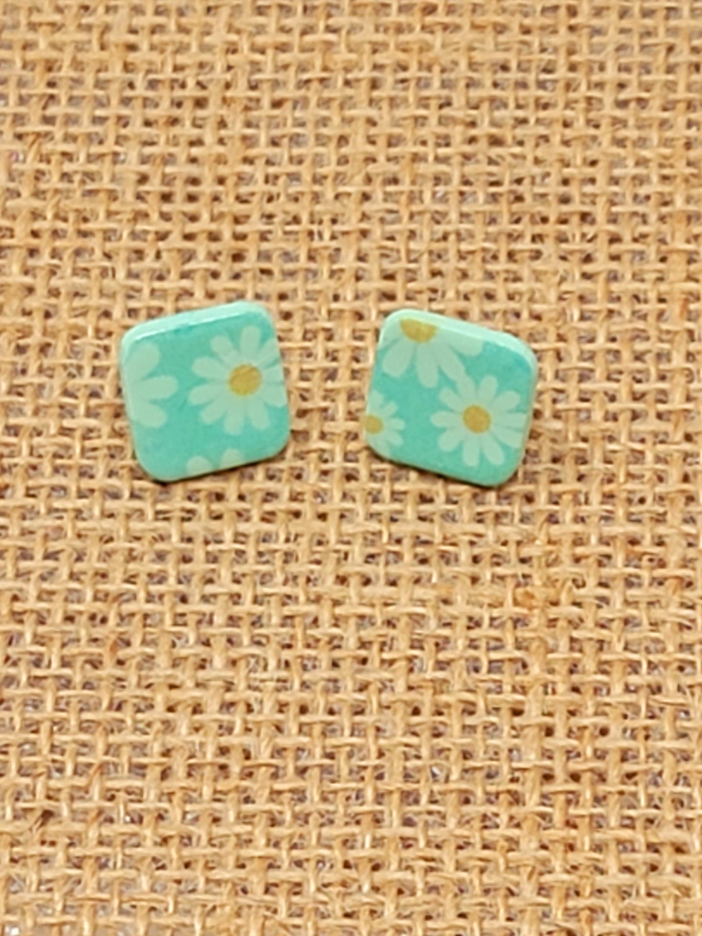 Light green daisy studs