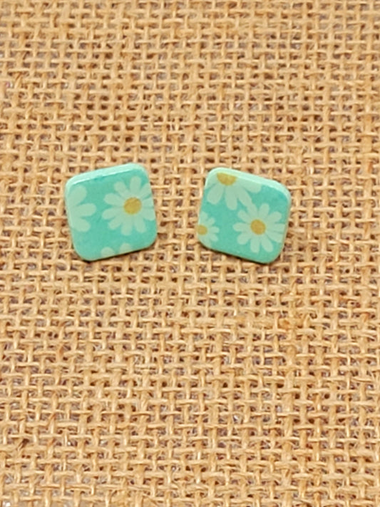 Light green daisy studs