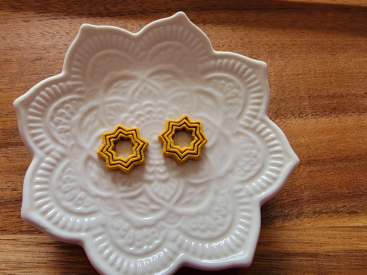 Mustard 8 point star studs