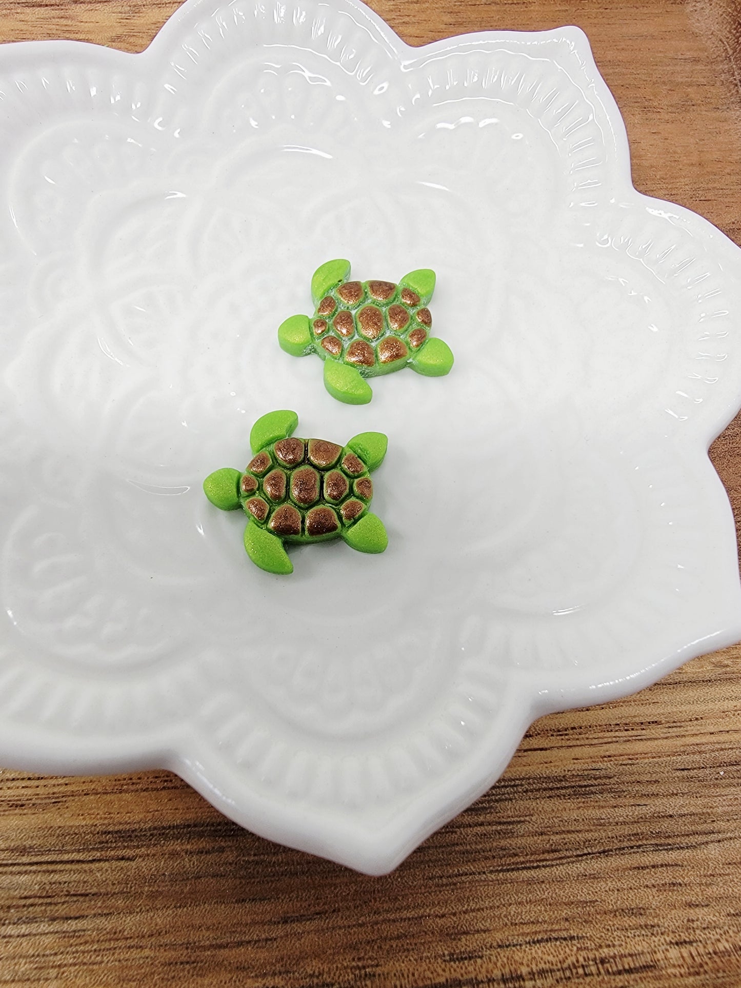 Green sea turtle studs