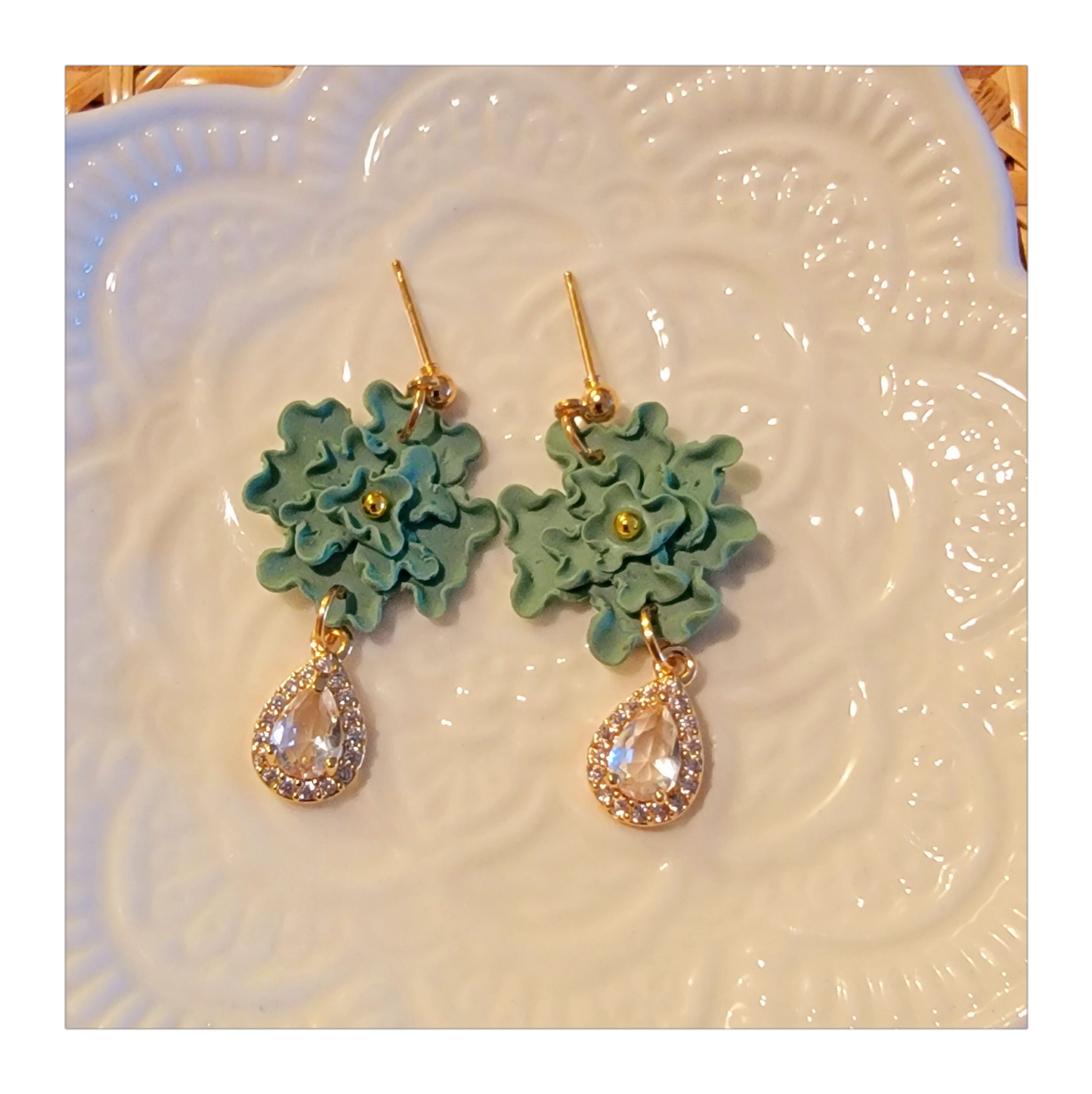 Green hand shaped flower dangles